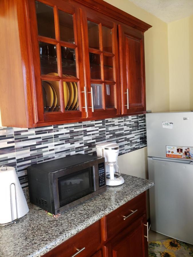 Irie Hideaway - Private Studio In Gated Community --Caribbean Estates, Portmore 아파트 외부 사진